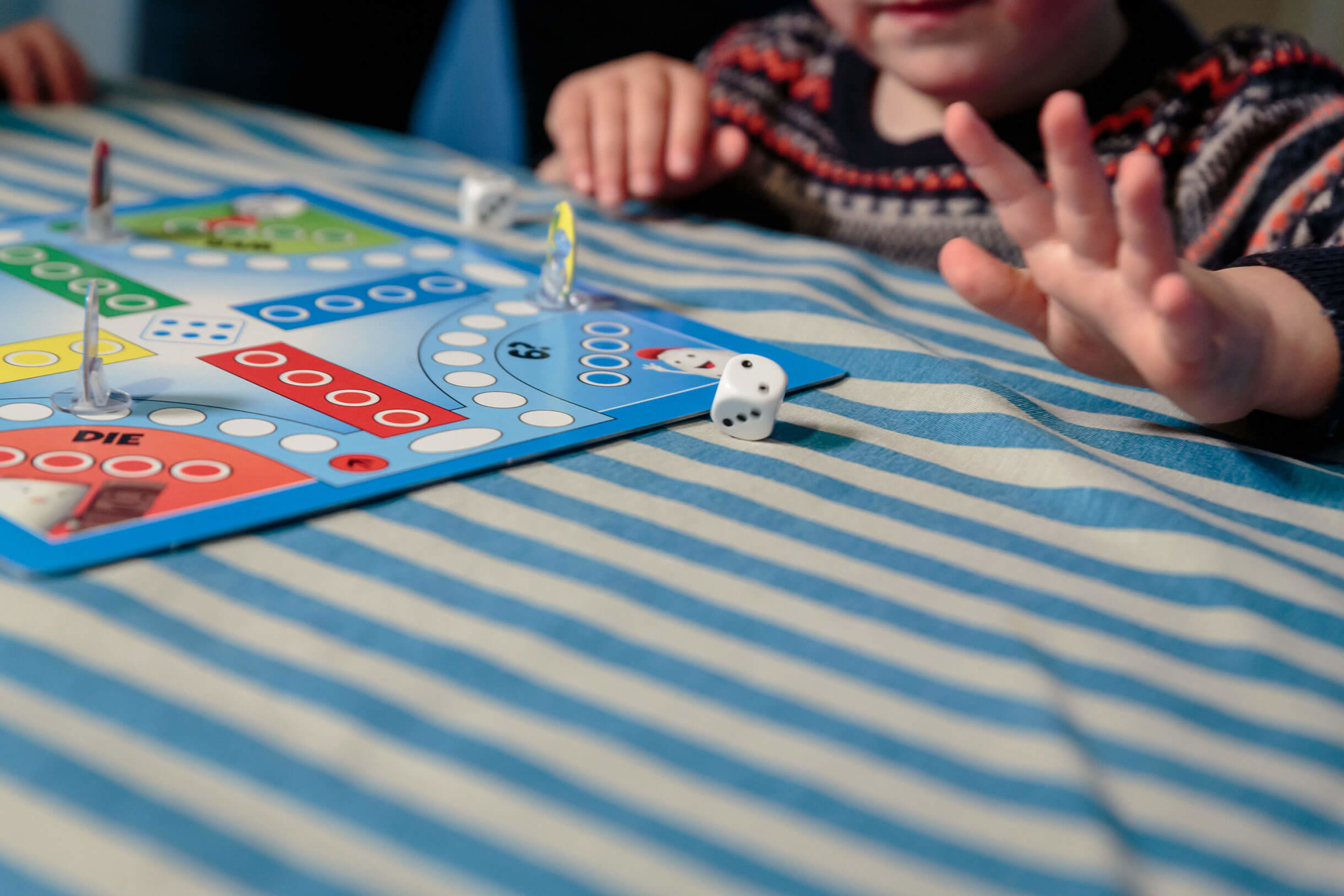 Brettspiel Kinder Ferrero mit Würfel Brettspiel Kinder Ferrero mit Würfel